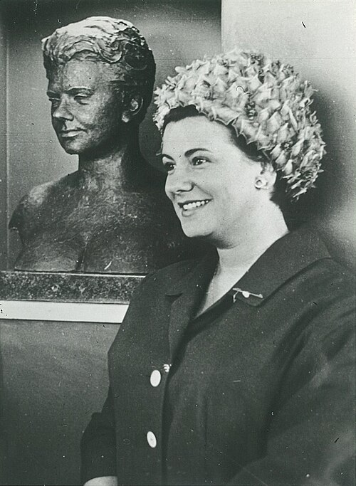 Mimi Coertse biography, age, net worth, songs, husband, children, and career. Explore the life and legacy of South Africa’s iconic soprano.