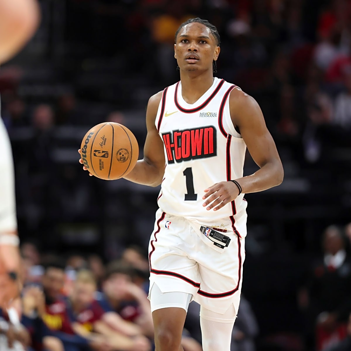 Amen Thompson delivers 22 points and a highlight dunk in Rockets’ win over Suns. Full breakdown of his performance and rising NBA impact.