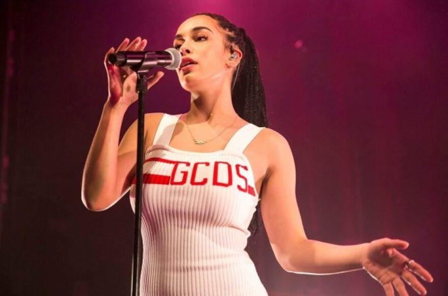Discover how Jorja Smith uses Instagram to connect with fans, promote music, and shape her global influence in today’s digital music industry.
