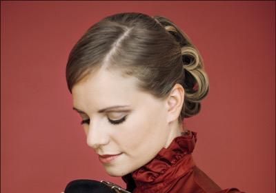 Julia Fischer biography, net worth, age, husband, children, and career. Explore her violin and piano journey, concerts 2026, and personal life.