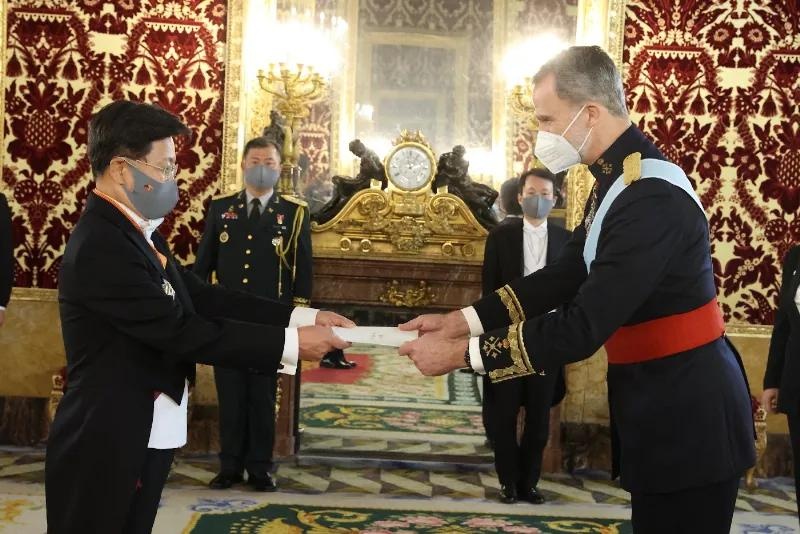 A clear guide to letters of credence, their meaning, process, and role in global diplomacy and international cooperation.