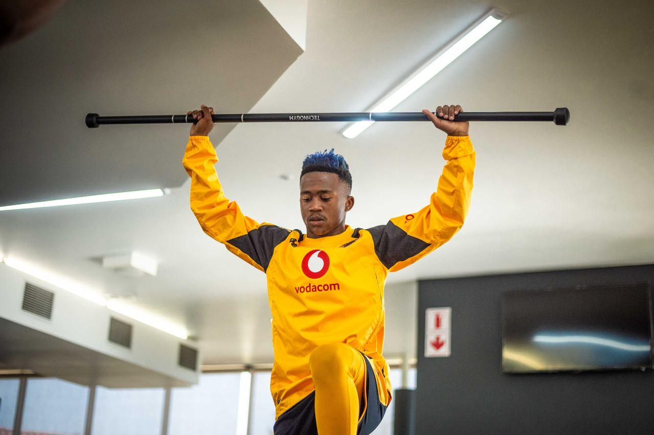 Mduduzi Shabalala age, salary, net worth, wife, and latest news. Explore his Kaizer Chiefs career, family background, and rising success.