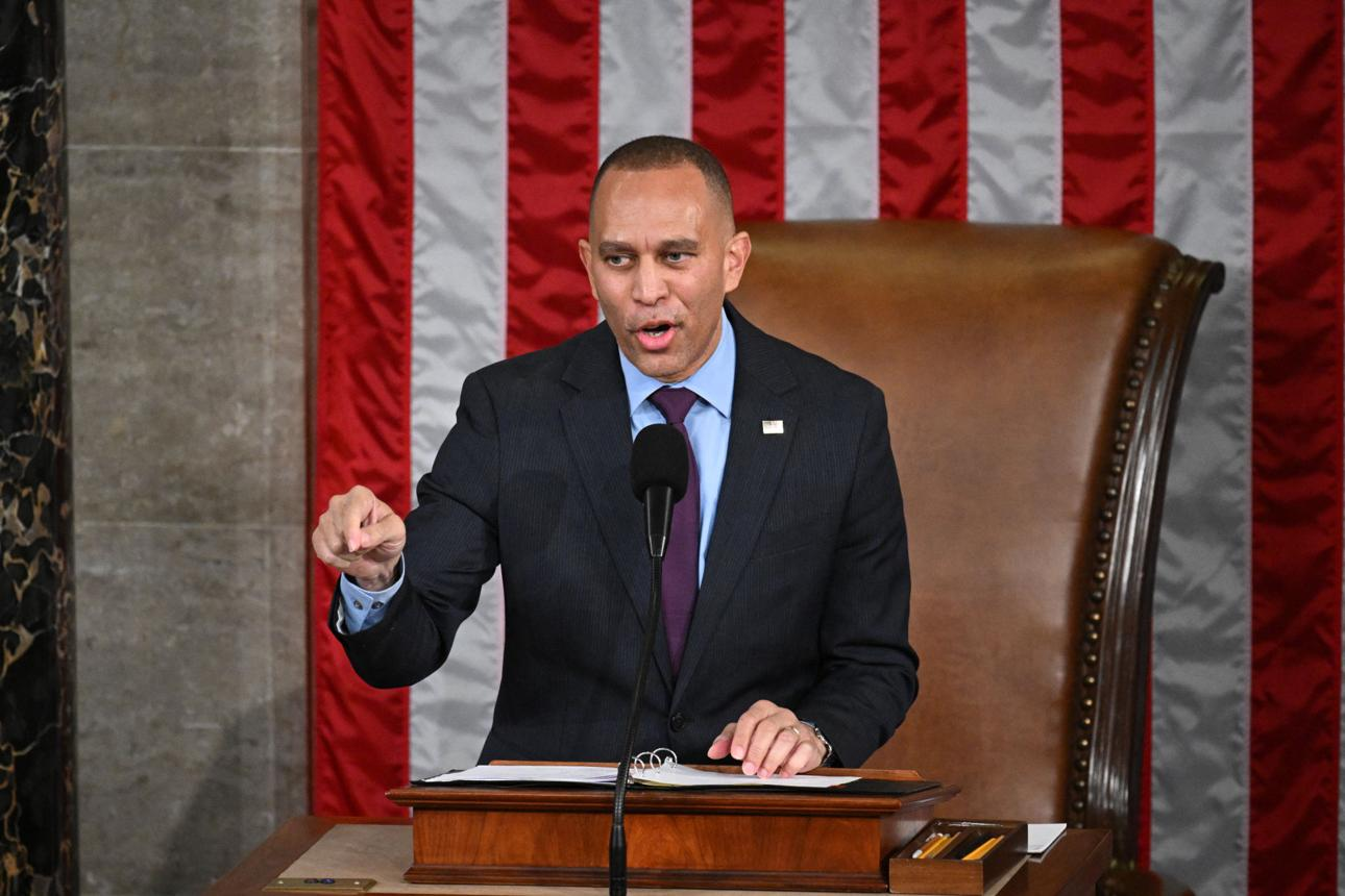 Hakeem Jeffries urges Congress to vote on war powers amid Iran conflict and rising political tension in the U.S.