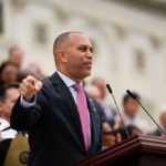 Hakeem Jeffries urges Congress to vote on war powers amid Iran conflict and rising political tension in the U.S.