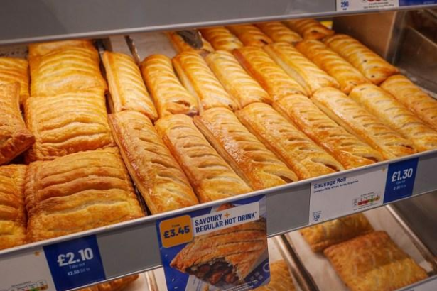 Discover Greggs chicken sausage roll, including price, calories, taste review, and why it’s trending across the UK food scene.
