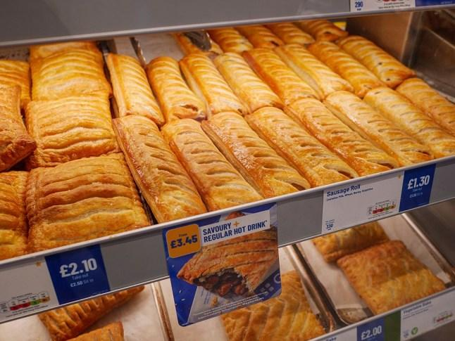Discover Greggs chicken sausage roll, including price, calories, taste review, and why it’s trending across the UK food scene.