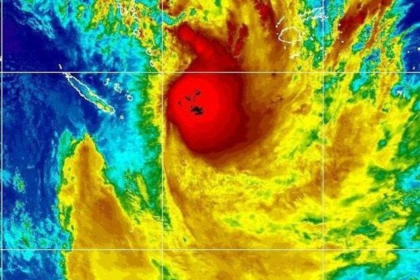 Cyclone Vaianu approaches New Zealand with red warnings, strong winds, and heavy rain expected across the North Island this weekend.