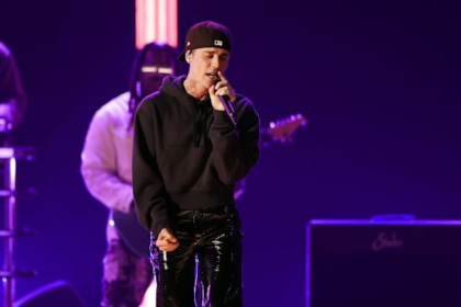 Justin Bieber’s Coachella 2026 performance sparked debate with a minimalist set that divided fans and redefined expectations.