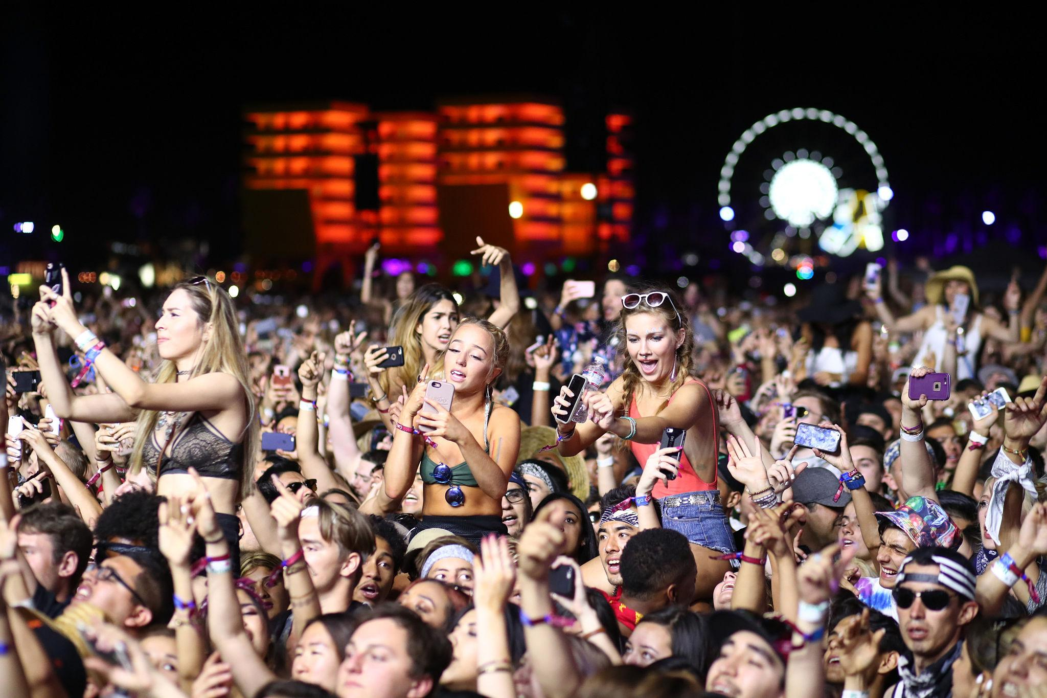 Justin Bieber’s Coachella 2026 performance sparked debate with a minimalist set that divided fans and redefined expectations.