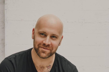 Joe McCann faces scrutiny after Ashlee Jenae’s death in Zanzibar. Here’s what is known, the timeline, and key unanswered questions.