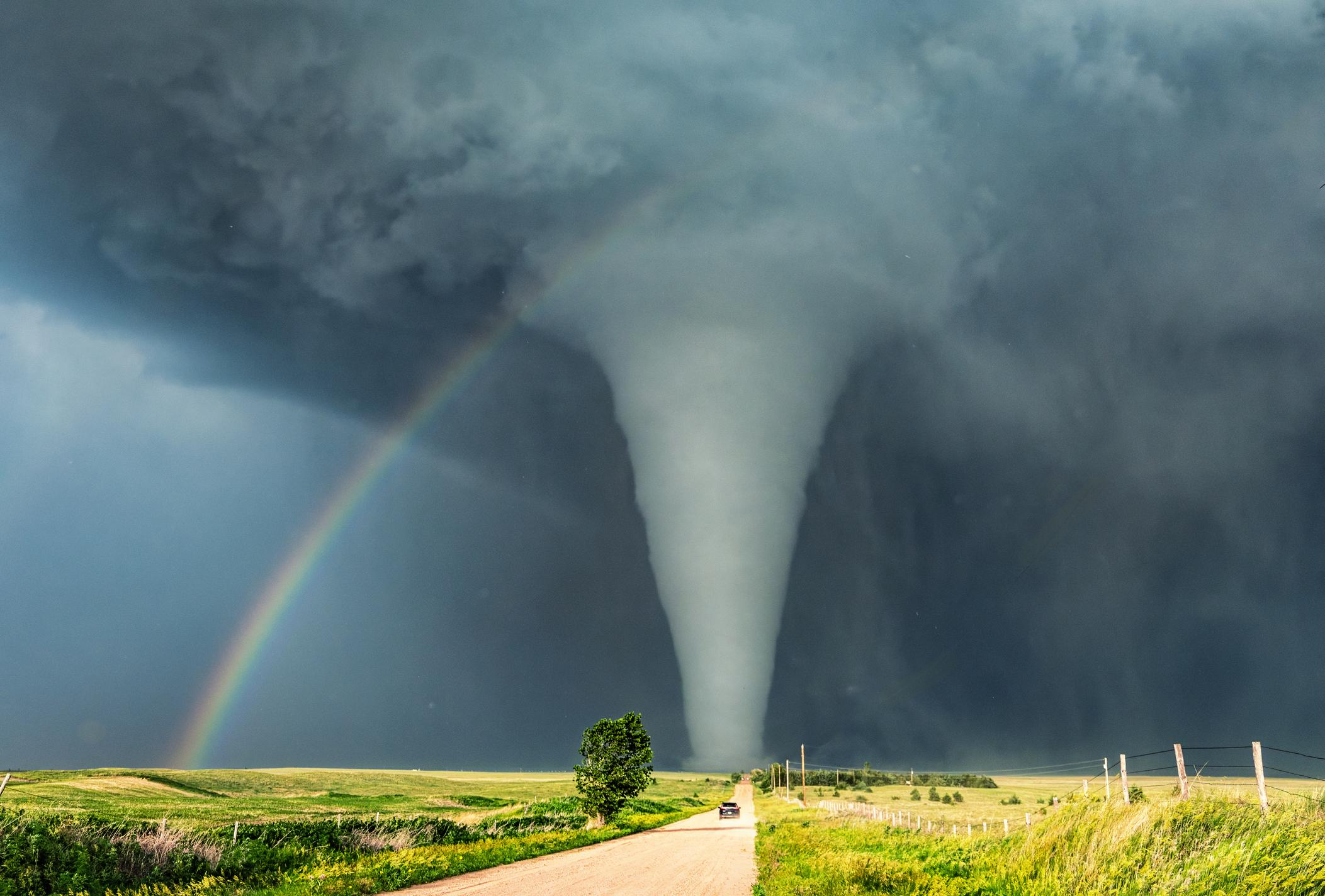 Tornado warning Wisconsin updates: storms hit Milwaukee, power outages rise, and severe thunderstorm watch continues across the region.