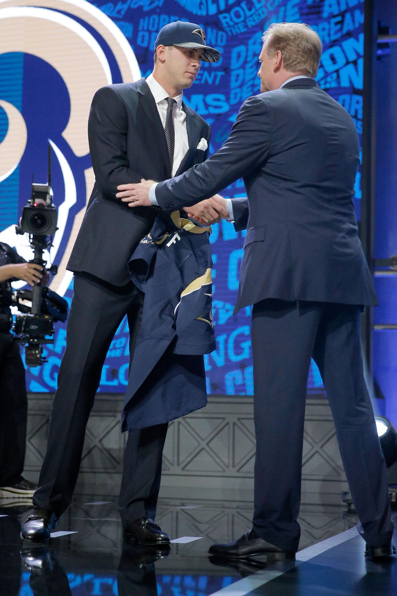 Mel Kiper’s 2026 NFL mock draft reveals major trades, key picks, and team strategies ahead of draft night.