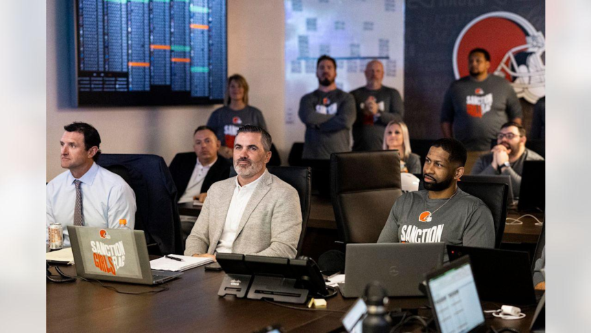 Mel Kiper’s 2026 NFL mock draft reveals major trades, key picks, and team strategies ahead of draft night.