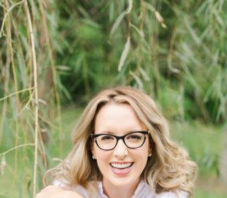 Sarah Isgur biography, net worth, age, career, family, and relationships. Explore her legal career, media roles, and personal life in detail.