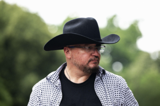 Stewart Rhodes biography, net worth, age, career, family, legal case, and latest updates. Full profile of the Oath Keepers founder and his impact.