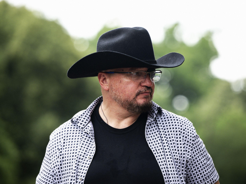 Stewart Rhodes biography, net worth, age, career, family, legal case, and latest updates. Full profile of the Oath Keepers founder and his impact.