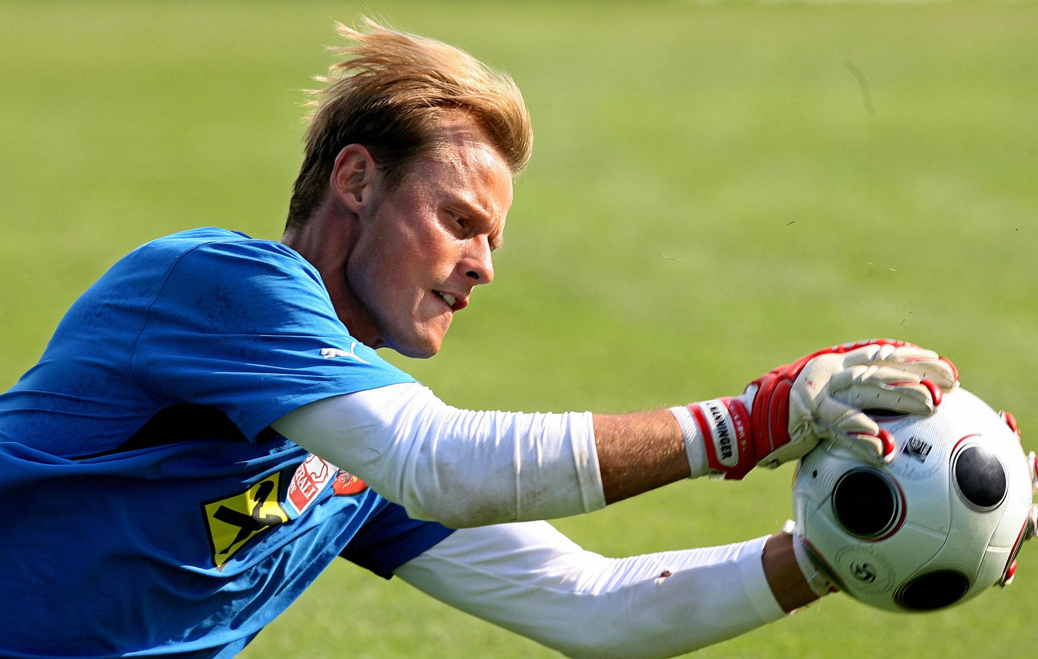 Former Arsenal goalkeeper Alex Manninger dies at 48 after a tragic accident in Austria. A look at his career, legacy, and tributes from football.