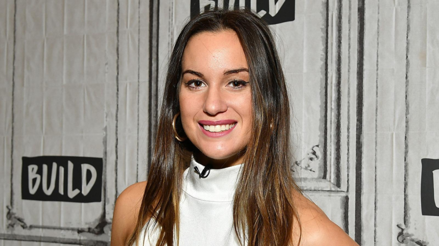 Hannah Berner biography, net worth, age, career, husband, and family. Explore her rise from tennis to comedy and Sports Illustrated fame.