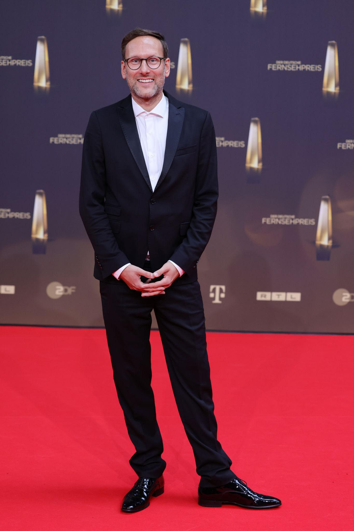 Explore Simon Beeck’s career from early radio days to RTL shows, including 1LIVE, Dinner Party, and Love Island commentary.