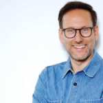 Explore Simon Beeck’s career from early radio days to RTL shows, including 1LIVE, Dinner Party, and Love Island commentary.