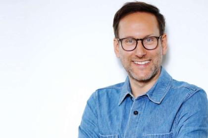Explore Simon Beeck’s career from early radio days to RTL shows, including 1LIVE, Dinner Party, and Love Island commentary.