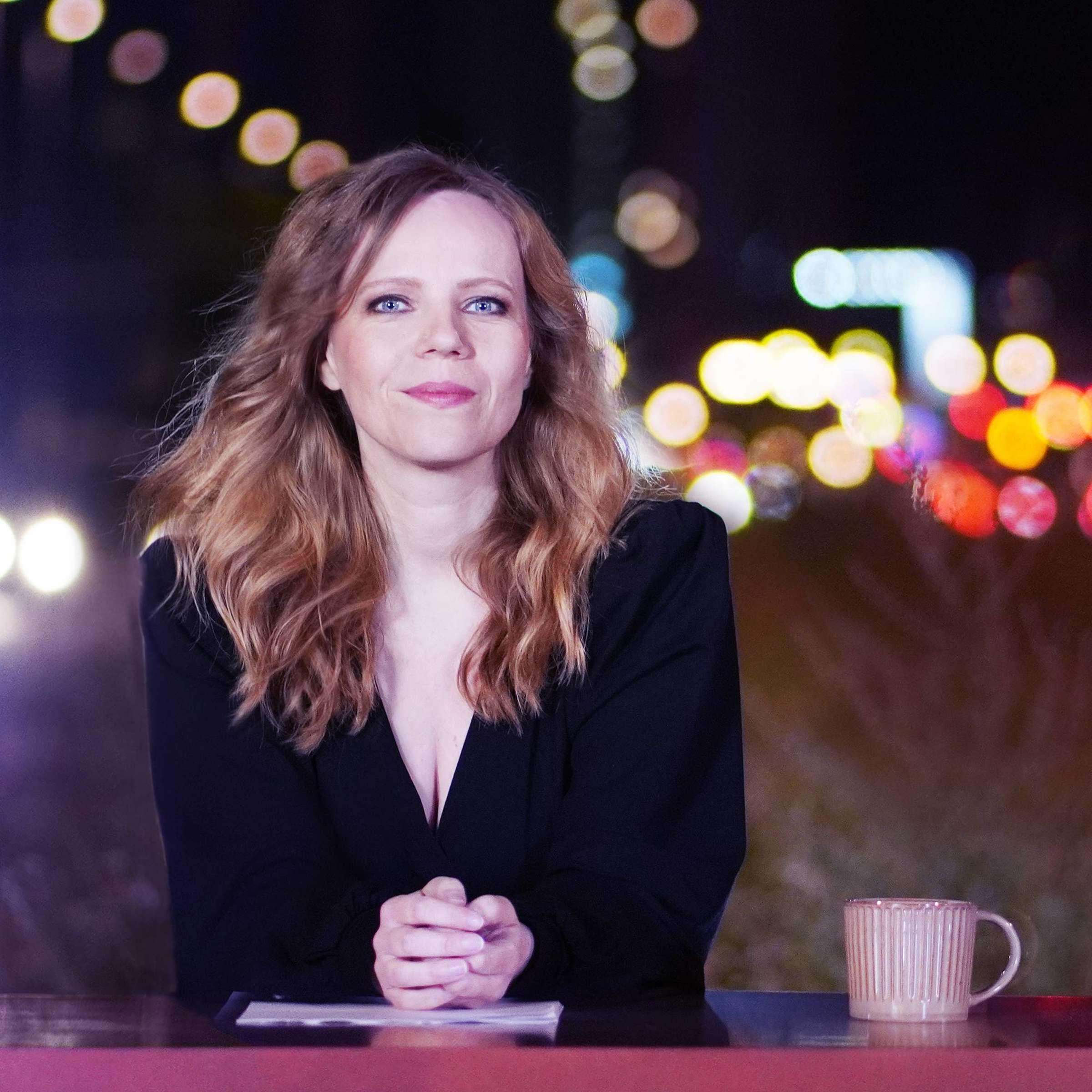 Explore Sarah Bosetti’s rise in German satire and her analysis of politics through Bosetti Late Night and the SPD debate.