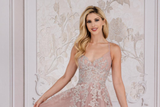 Sunday Rose, Nicole Kidman’s daughter, dazzles at prom in a silver gown. Explore her look, fashion rise, and life balancing school and modeling.