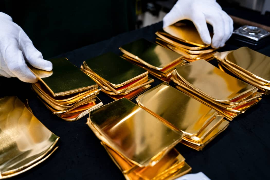 Gold prices fall despite rising geopolitical tensions. Explore what’s driving the unexpected market shift in 2026.