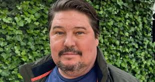 Martijn Krabbé biography, age, net worth, career, family, relationships, and latest news. Discover the life of the Dutch TV icon.