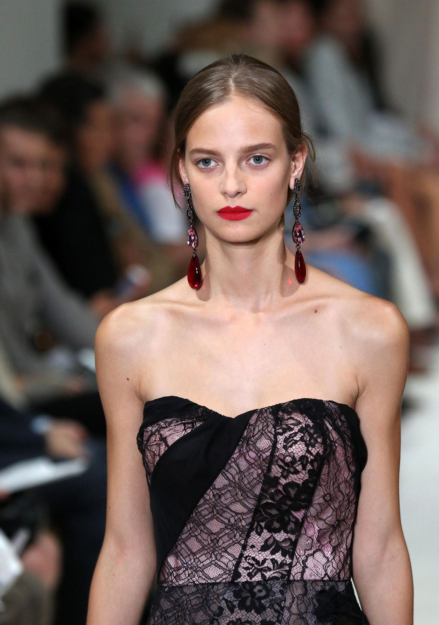 Sunday Rose, Nicole Kidman’s daughter, dazzles at prom in a silver gown. Explore her look, fashion rise, and life balancing school and modeling.