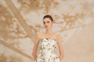 Discover Sunday Rose’s elegant prom look, featuring a $13K designer gown, minimalist styling, and a growing influence in fashion and culture.