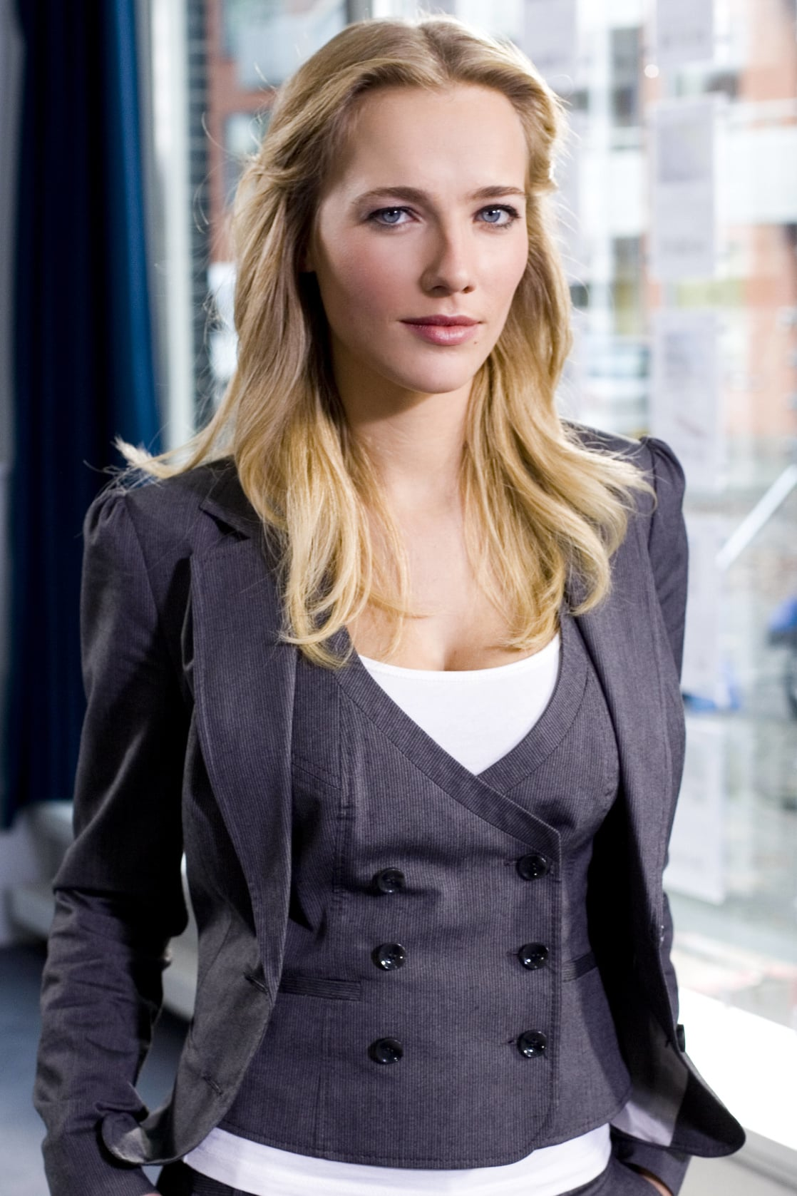 Jennifer Hoffman reveals why she switched doctors during her pregnancy at 45 and how she’s navigating motherhood with confidence and resilience.