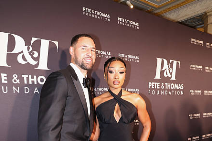 Klay Thompson biography, net worth, age, career, stats, family, relationships, injuries, and latest news—complete NBA profile.