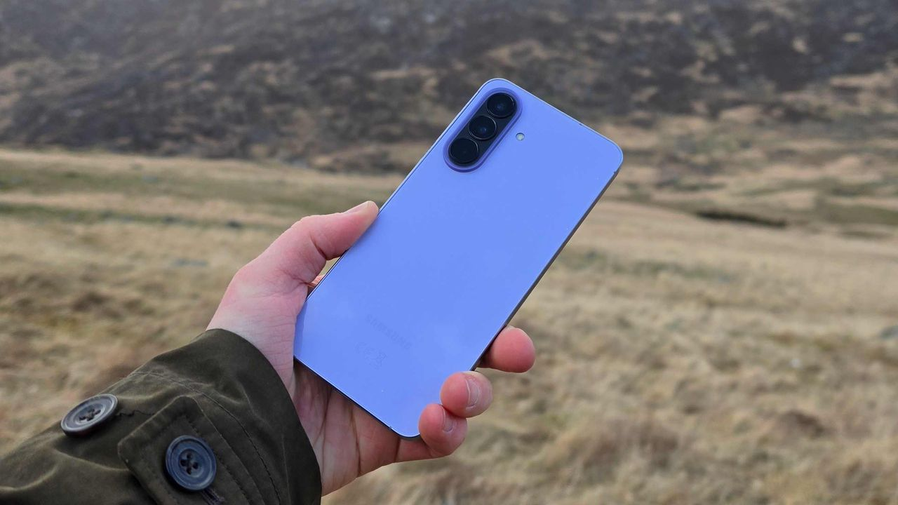 Compare Honor 600 Pro vs Galaxy A57 specs, camera, and battery to find the best midrange phone in 2026.