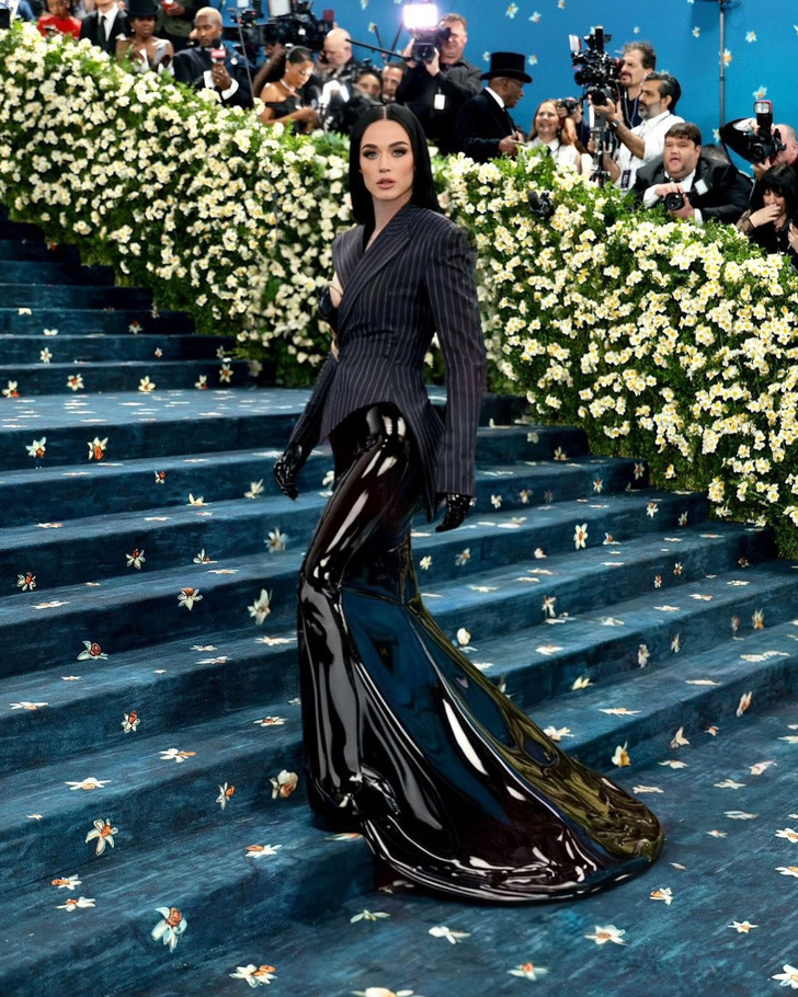 Explore Katy Perry’s 2026 Met Gala look, its meaning, and why it went viral online after the star’s bold fashion statement.