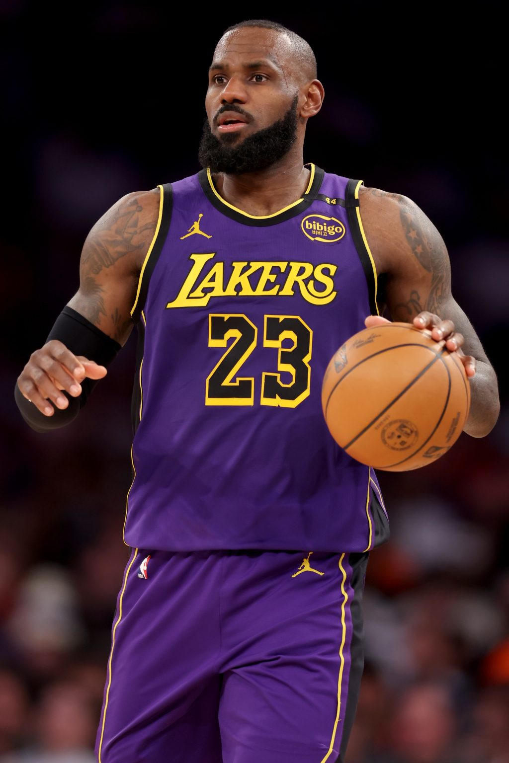 Explore LeBron James’ net worth, NBA salary, Nike deal, investments, business empire, and how he built an $800 million fortune.
