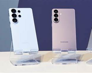 Samsung cuts Galaxy S26 prices while Motorola opens Razr 2026 preorders with major trade-in deals and foldable discounts.