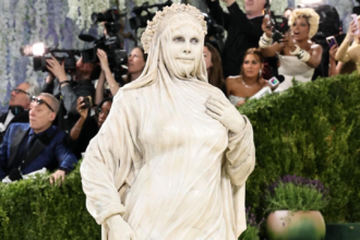 Heidi Klum stunned at the 2026 Met Gala as a living marble statue. Explore her bold look, inspiration, and why it divided fans worldwide.