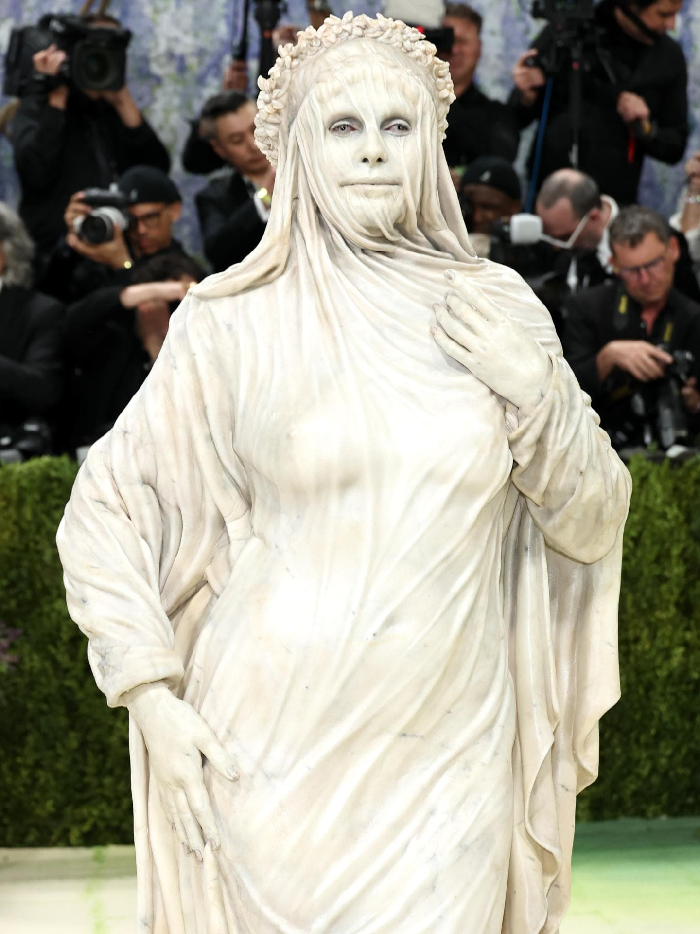 Heidi Klum stunned at the 2026 Met Gala as a living marble statue. Explore her bold look, inspiration, and why it divided fans worldwide.