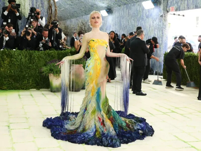 Discover how Emma Chamberlain’s hand-painted Mugler gown brought art to life at the Met Gala 2026 with deep personal inspiration.