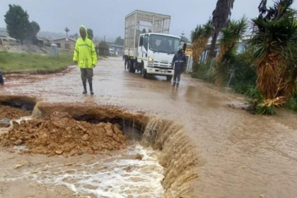 Cape Town faces severe storms with flooding, damaging winds, rough seas and snowfall after SAWS issues a Level 8 weather warning.