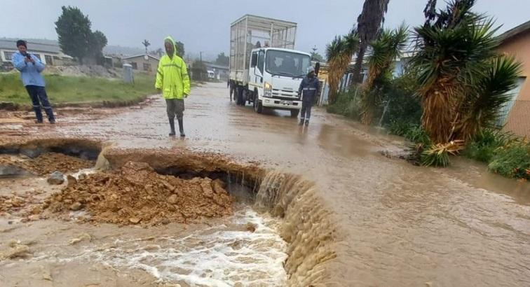 Cape Town faces severe storms with flooding, damaging winds, rough seas and snowfall after SAWS issues a Level 8 weather warning.