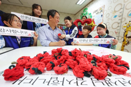 Viral discussions ahead of Teacher’s Day reveal painful memories of corporal punishment and changing attitudes toward teachers in South Korea.