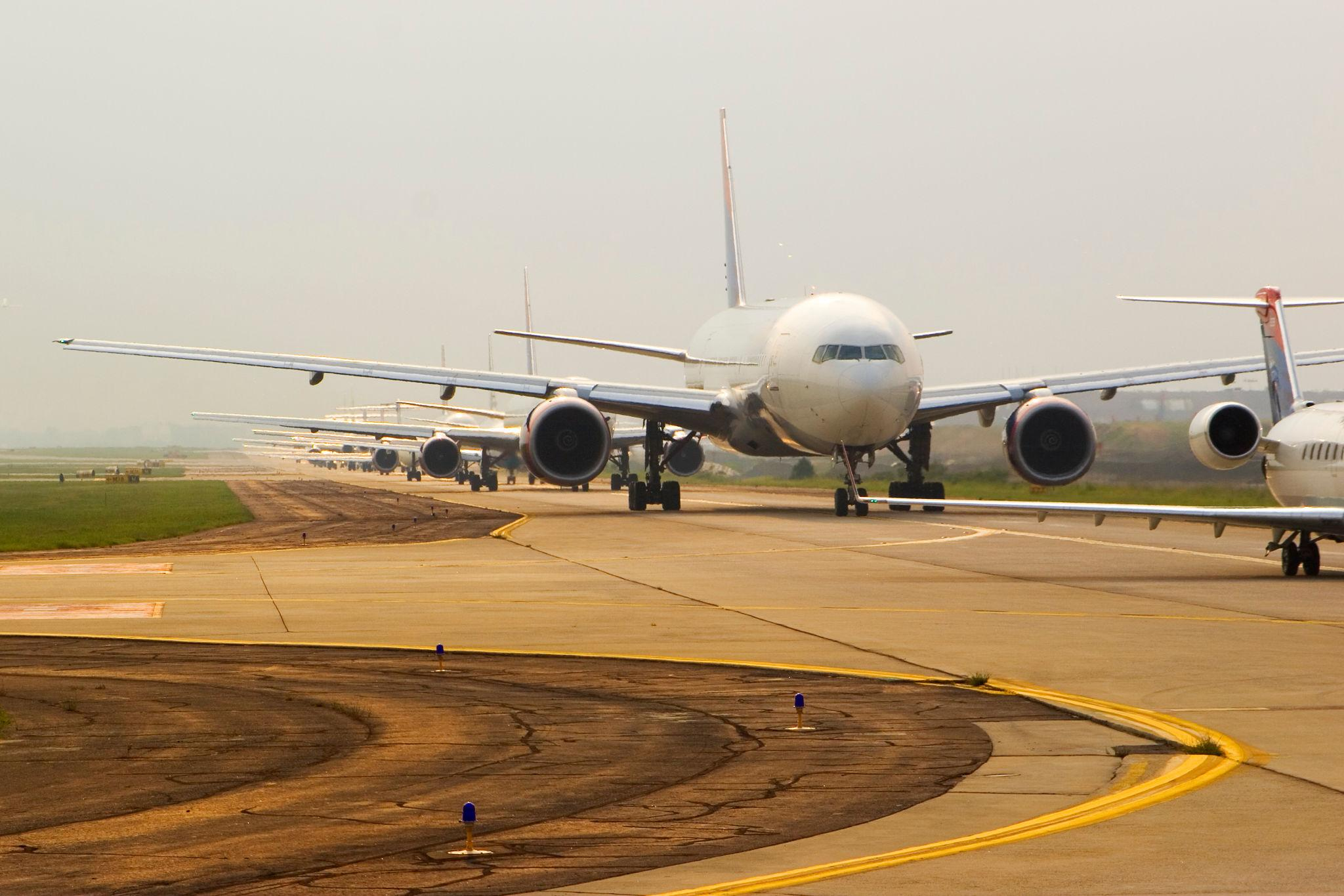Discover how aircraft taxiing works and why airlines pay pilots up to $100K to move planes on the ground at busy airports like Chicago O’Hare.