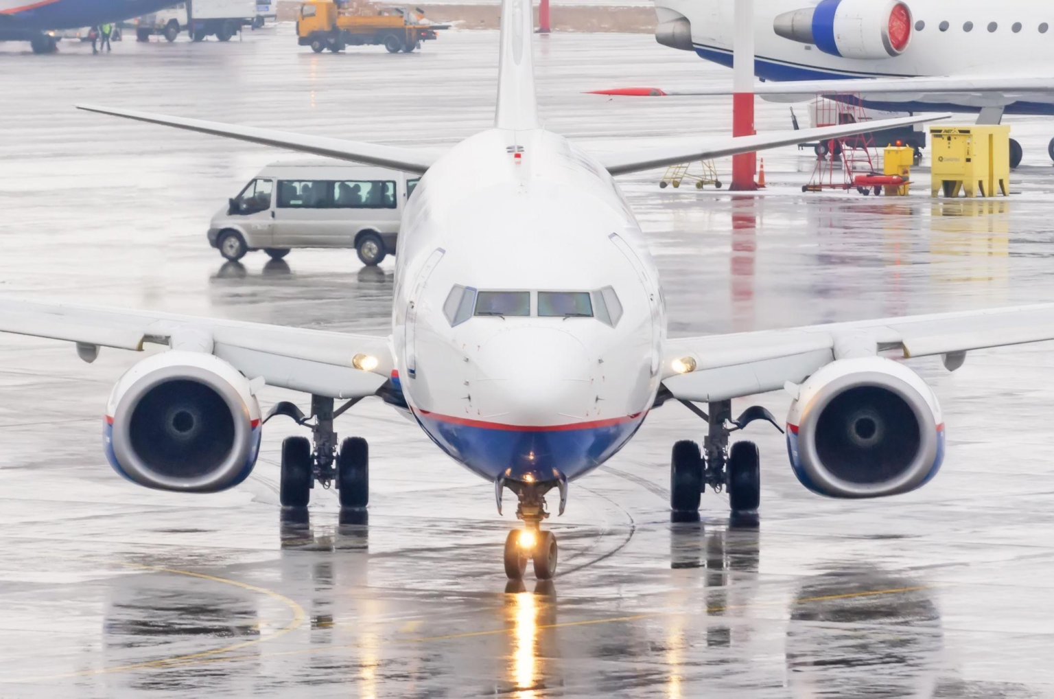 Discover how aircraft taxiing works and why airlines pay pilots up to $100K to move planes on the ground at busy airports like Chicago O’Hare.