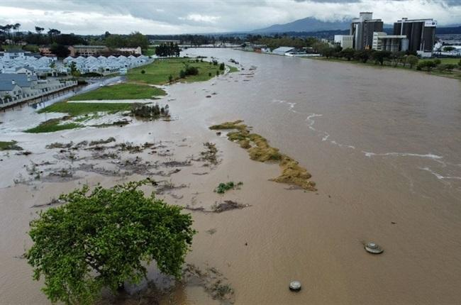 Severe flooding in Cape Town and the Western Cape has killed 10 people and displaced thousands as river systems overflow.