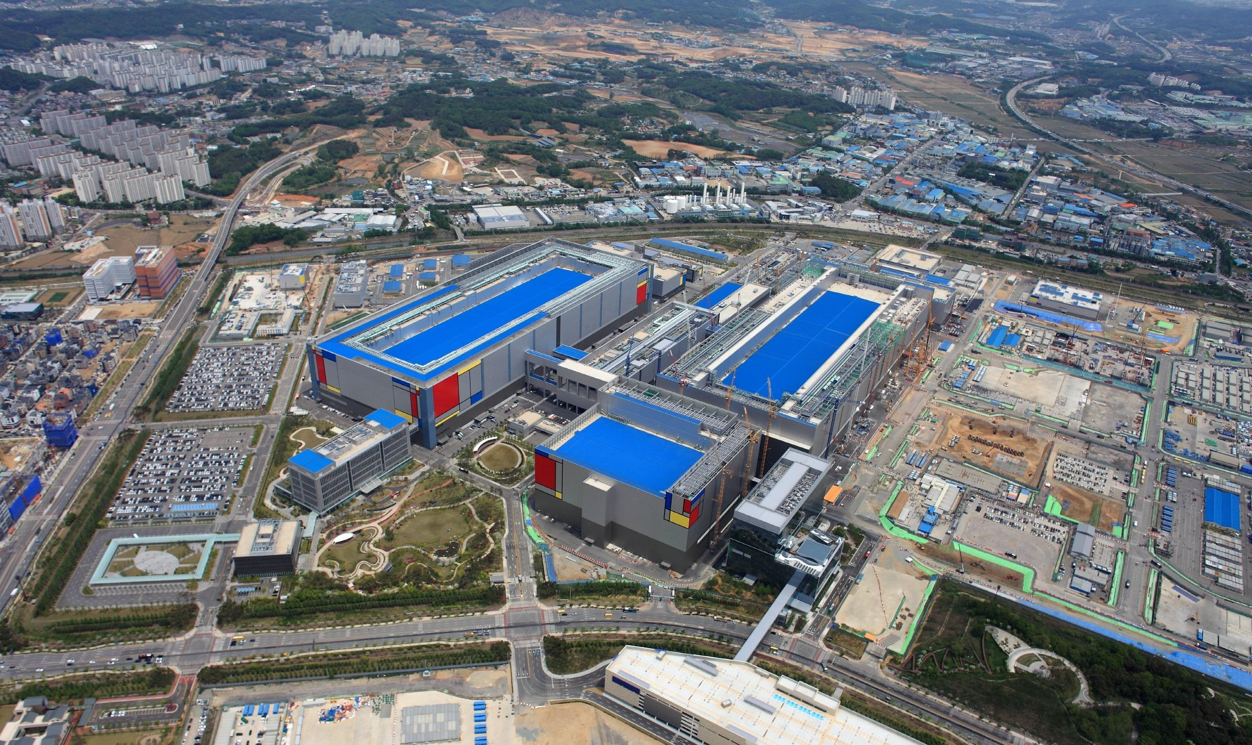 Samsung surpasses 80% yield on 4nm chips, boosting competitiveness against TSMC and strengthening its role in AI and memory markets.