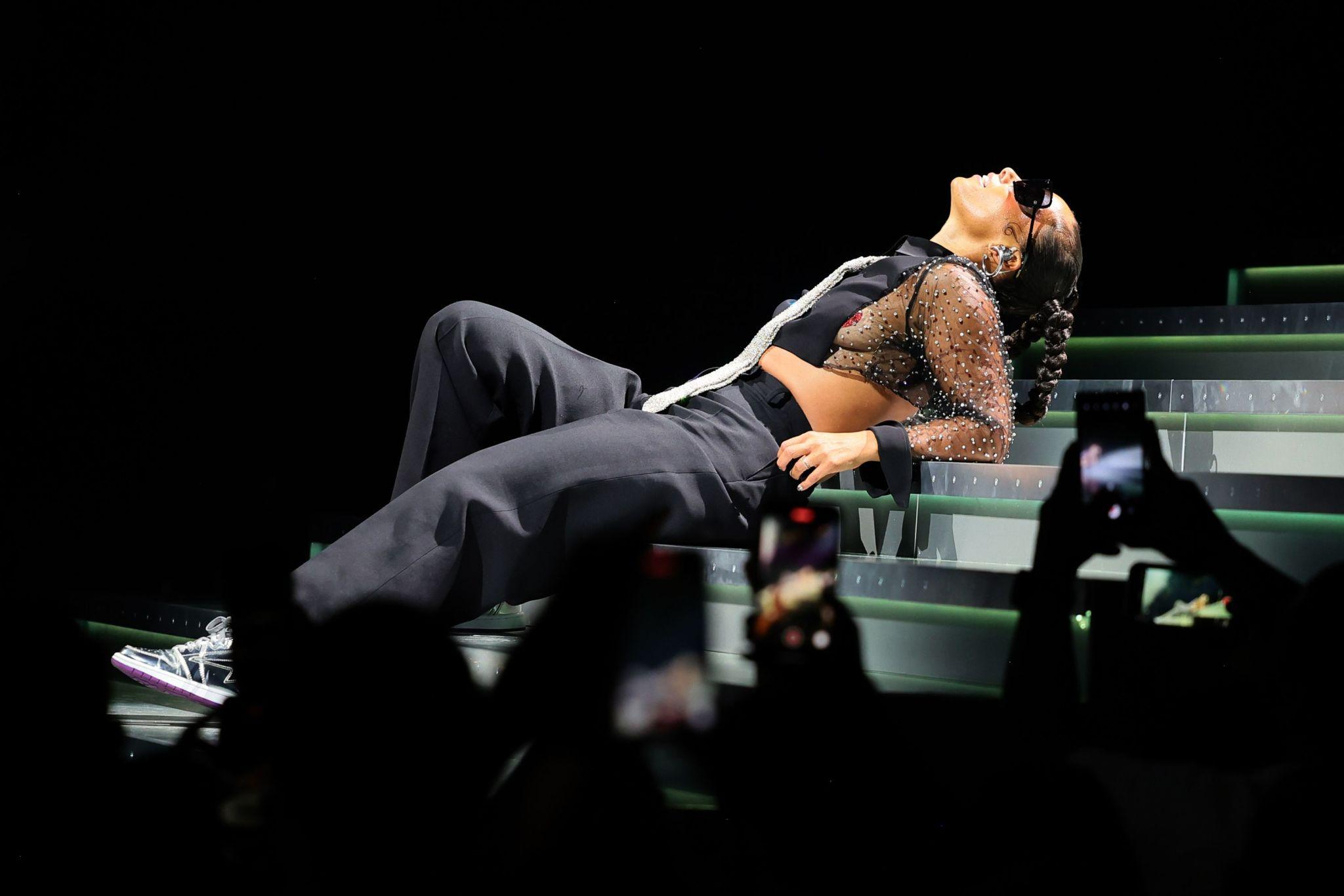 Alicia Keys celebrates 25 years of Songs In A Minor with special vinyl editions, TV appearances, and renewed attention on her iconic debut album.