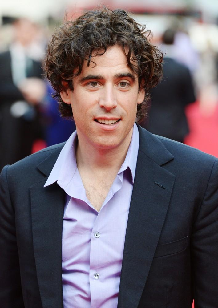Discover Stephen Mangan’s emotional journey through family loss and the £800K Wiltshire home that redefined his sense of belonging.