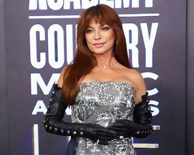 Shania Twain dazzled at the 2026 ACM Awards with bold fashion looks, sparkling gowns, and dramatic accessories that sparked major online reactions.